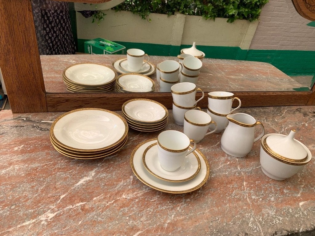 Porseleinen servies met gouden rand, Ophalen