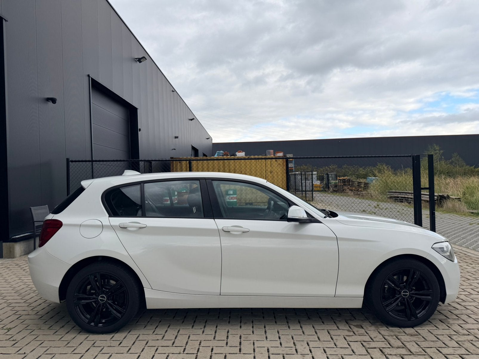 BMW 116I - Weinig kilometers - Topstaat, Auto's, Zwart, Wit, 5 deurs, https://public.car-pass.be/vhr/209617b2-cf55-470f-9618-cefed0cad440