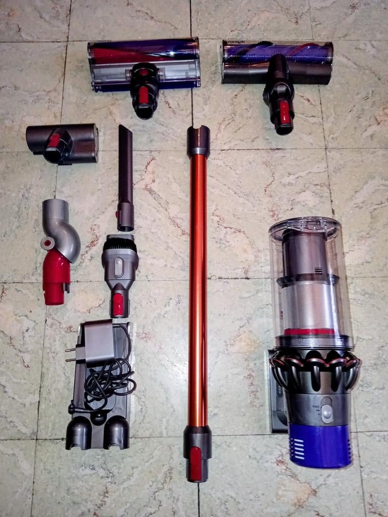 Aspirateur Dyson V10 Absolute, Electroménager, Aspirateurs, Comme neuf, 1200 à 1600 watts, Réservoir, Enlèvement
