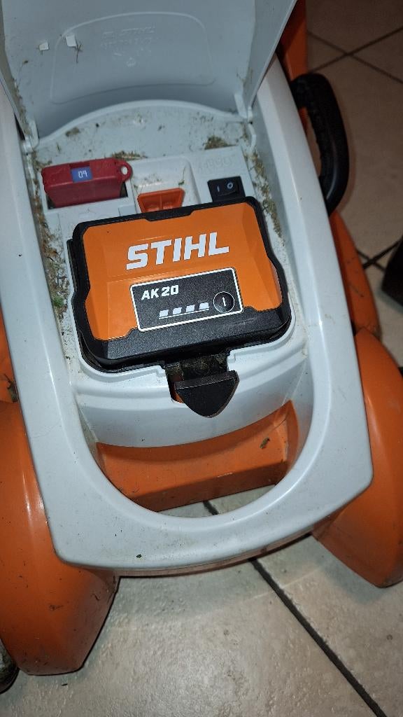 Tondeuse Stihl AK20 avec bloc alimentation, Stihl, Tondeuses à gazon sur batterie, Tondeuse rotative, Démarrage électrique