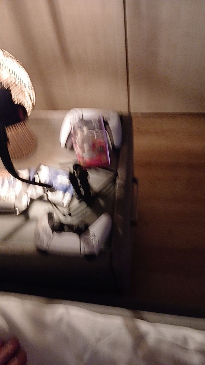 PlayStation 5 te koop met 2 bakjes en 1 spel
