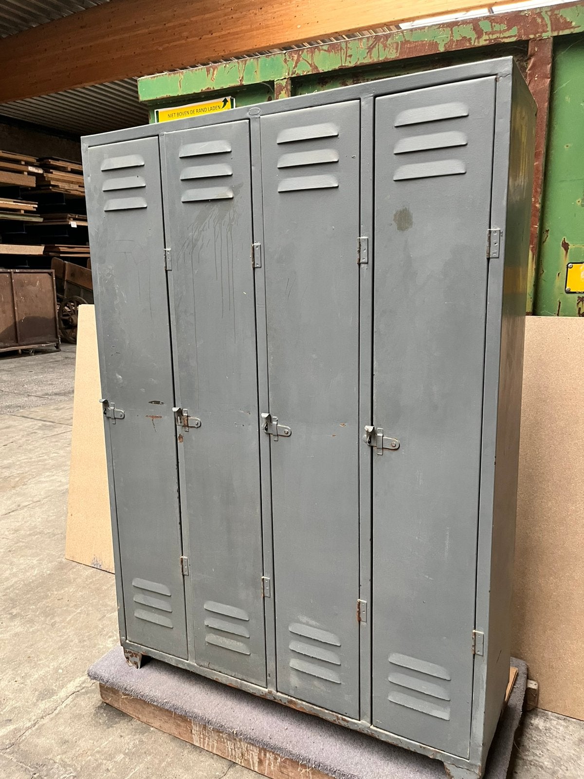 Vintage lockers anno 1960. Metalen kledingkast met 4 deuren, Maison & Meubles, Enlèvement, Utilisé, Vinrage