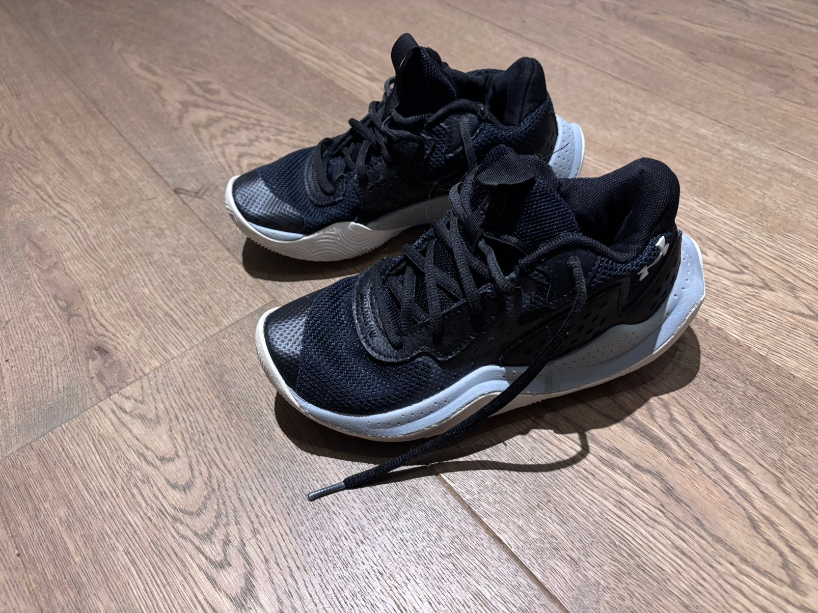 Basketschoenen / sportschoenen Under Armour - maat 36, Ophalen, Zo goed als nieuw