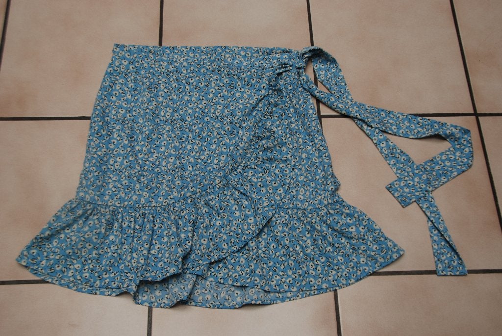 Mini jupe "ONLY" bleue à fleurs blanches T42/44 comme Neuve!, Taille 42/44 (L), Only, Enlèvement ou Envoi, Au-dessus du genou