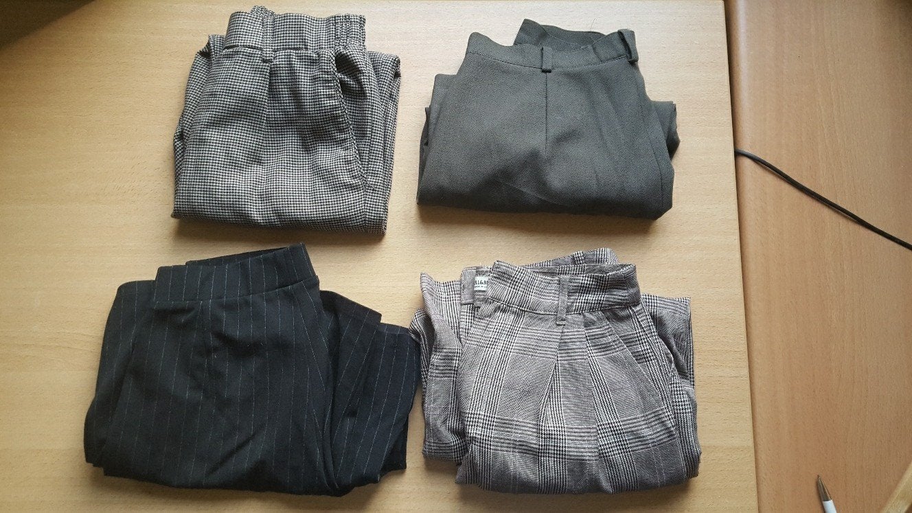 Pantalon +/- taille 36

5 euros par pantalon

En bon état ca, Enlèvement ou Envoi