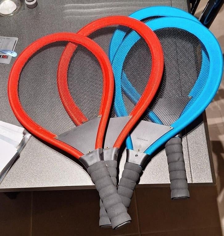 4 nieuwe tennisraketten : 2 blauwe en 2 rode. Splinternieuw, Ophalen, Nieuw
