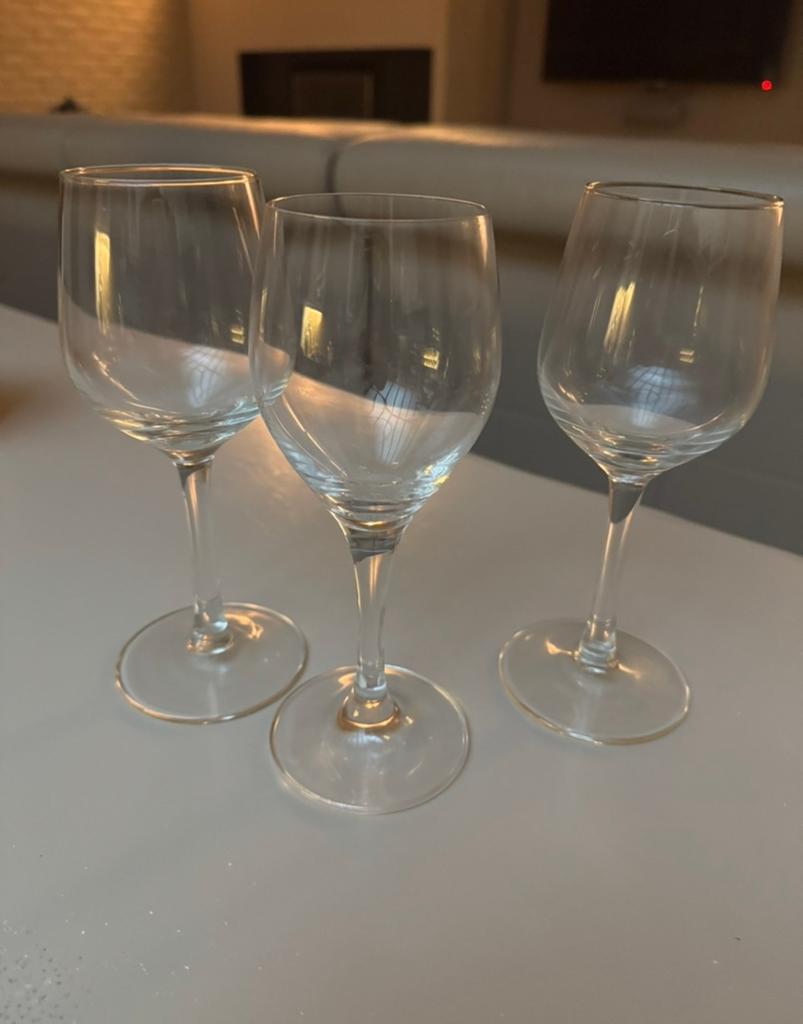 3 witte wijnglazen, Ophalen, Zo goed als nieuw