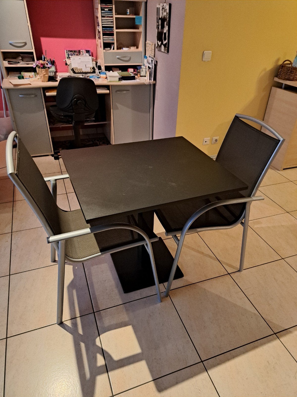tafeltjes met twee aluminium stoelen., Ophalen of Verzenden