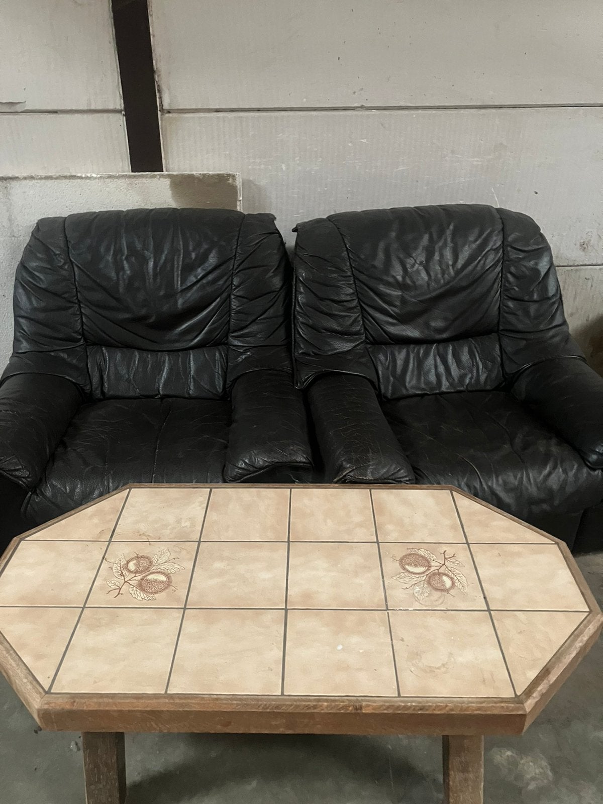 Twee zetels en een salon tafel, Ophalen, Gebruikt