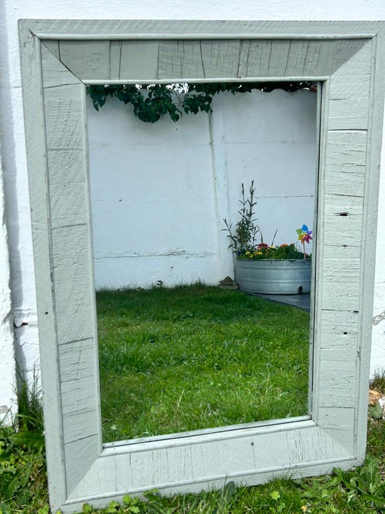 Spiegel in grijs houten kader, Ophalen, Gebruikt, 100 tot 150 cm, Rechthoekig