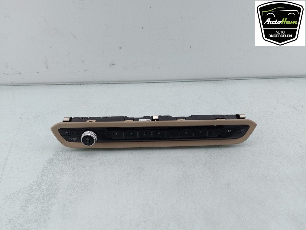 RADIOBEDIENING PANEEL BMW 1 serie (F40) (|7949460|), Gebruikt, BMW, Petuelring 130
80809  München, DE, Bayerische Motoren Werke AG