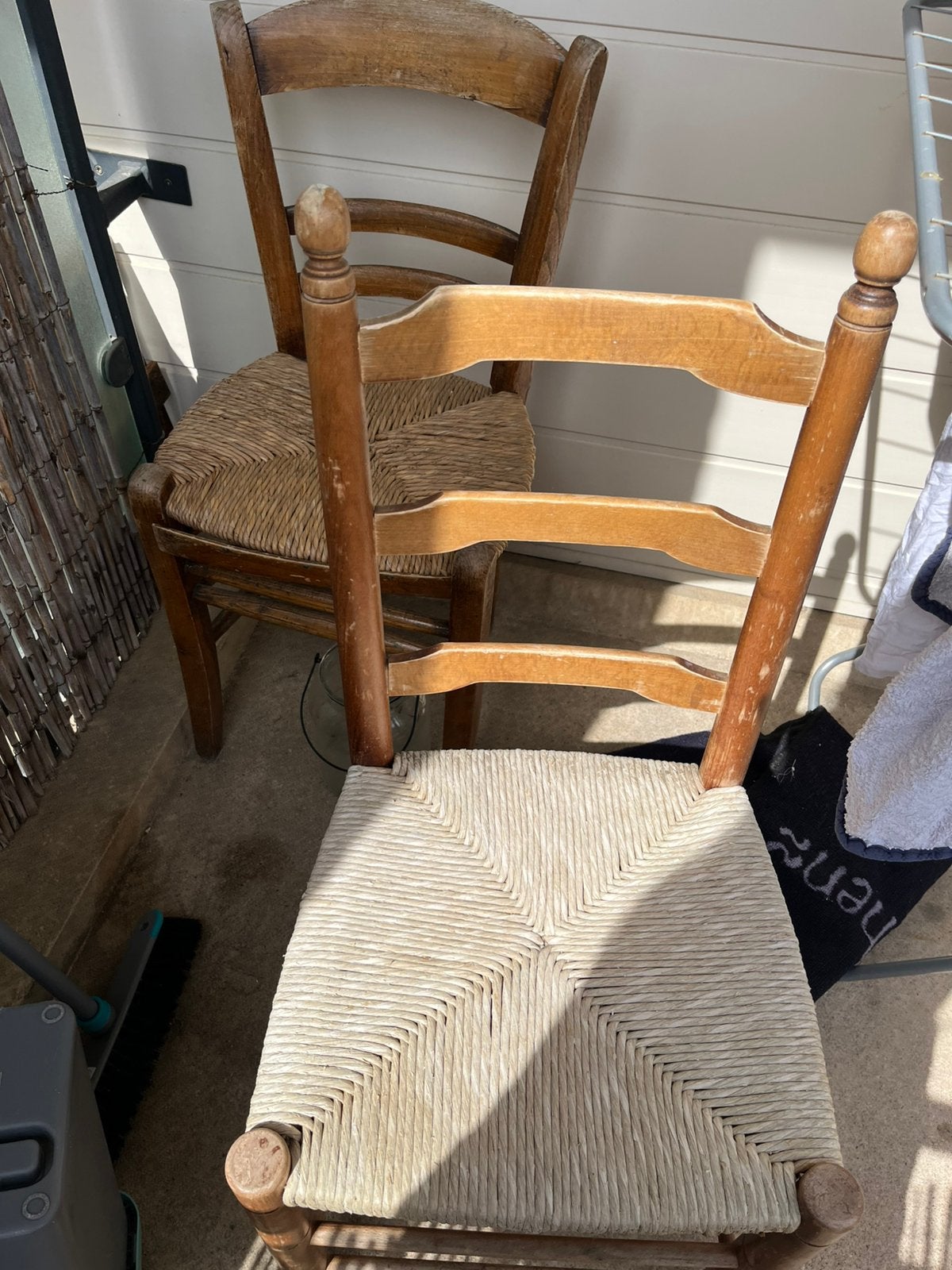 3 chaises avec paille, Enlèvement