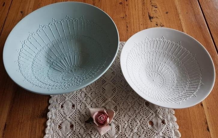 2 Fair trade schalen met prachtig reliëf, zachtgroen en wit, -, Rond, Porcelaine ou Céramique, Utilisé