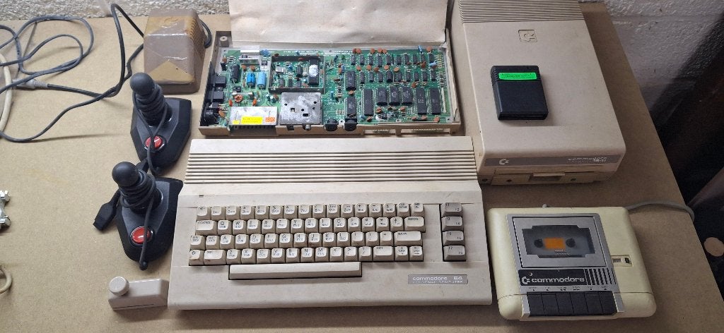 Commodore 64 en 128 + Atari 130XE, Enlèvement, Commodore