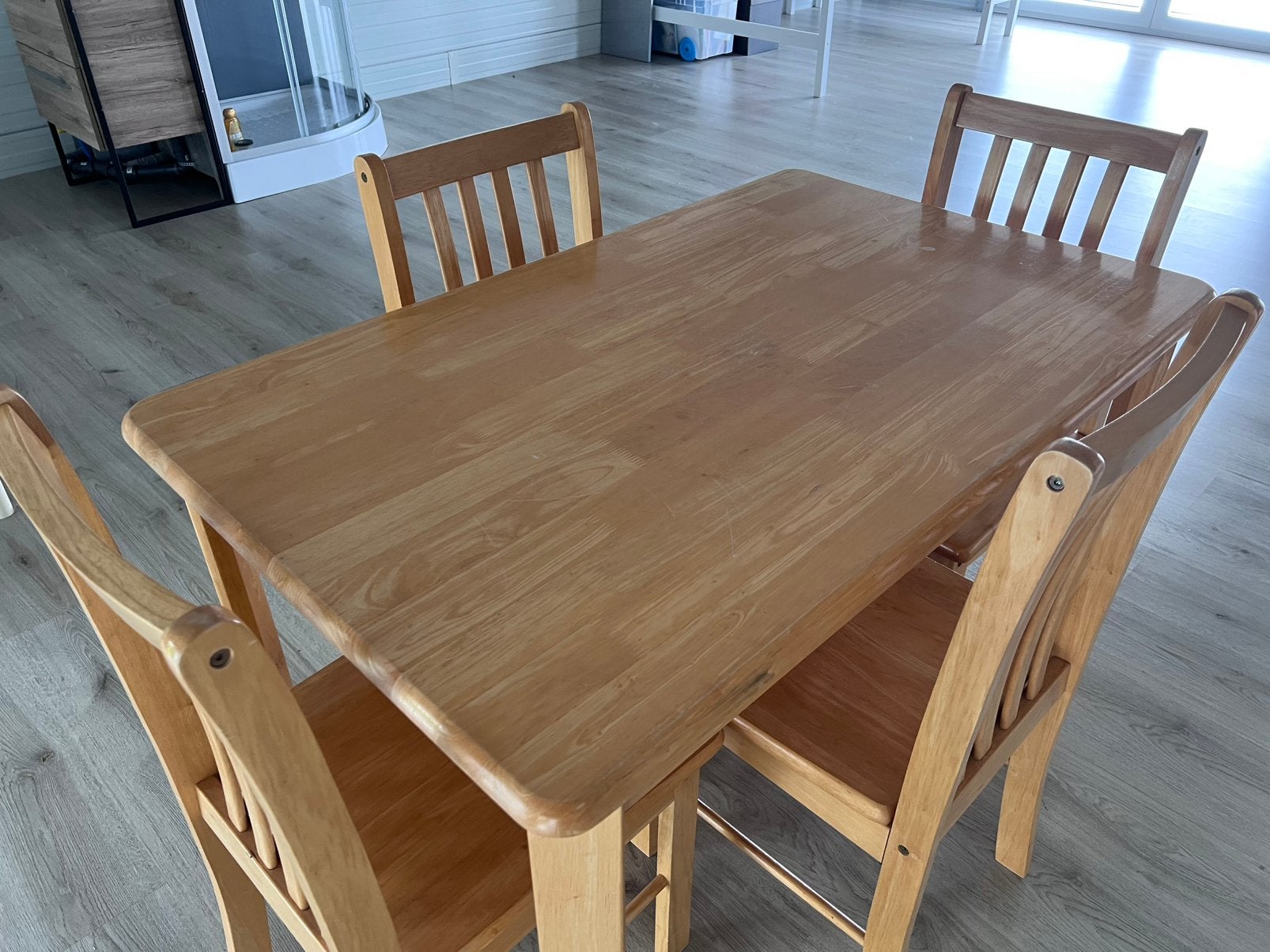 Table en bois clair, de 1m sur 60cm et ses 4 chaises en bois, Maison & Meubles, Enlèvement, Utilisé, Contemporain, 6 à 8 chaises