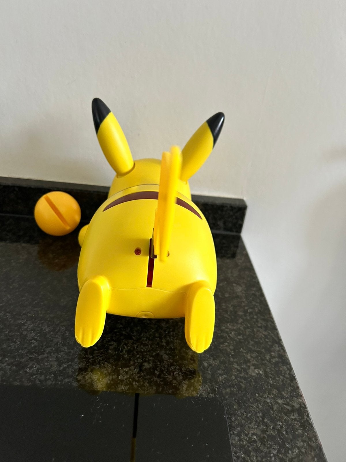 Unieke Battle Moves Pikachu by Tomy nintendo, geel en 27 cm., Ophalen, Gebruikt