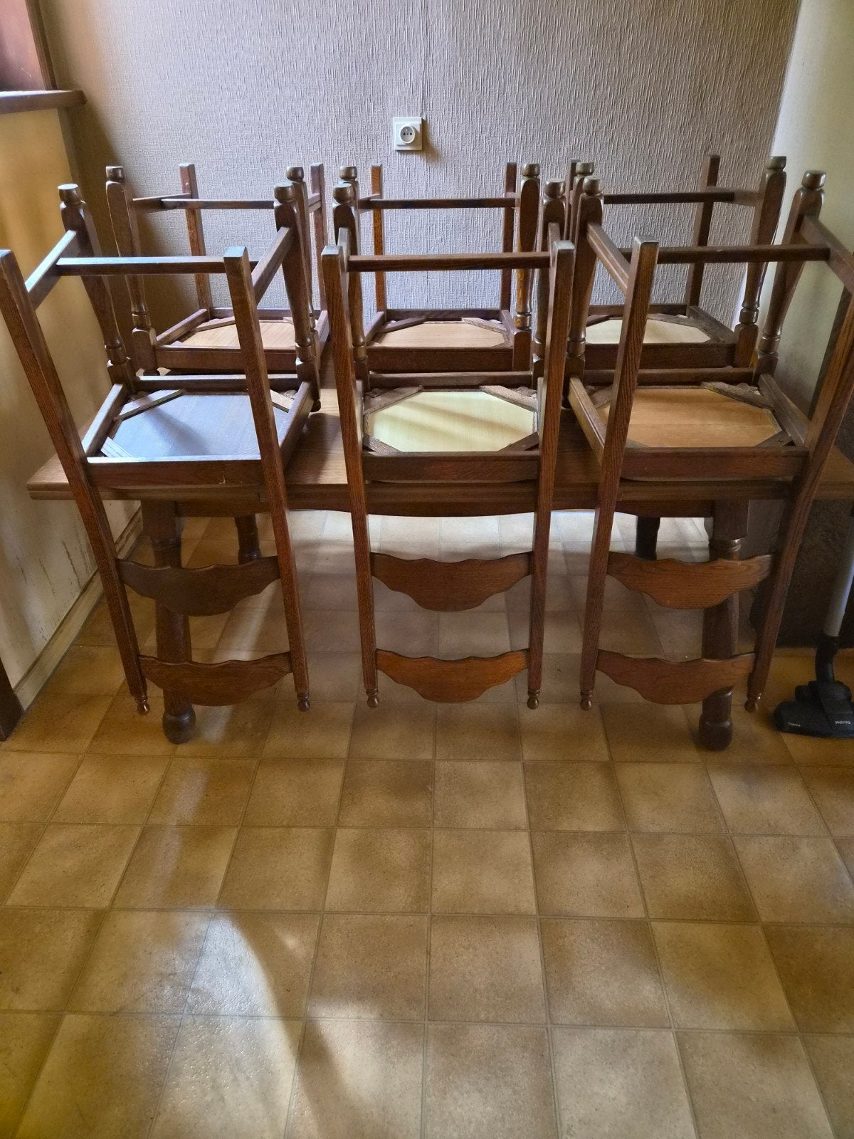 gratis eiken tafel met stoelen, Ophalen