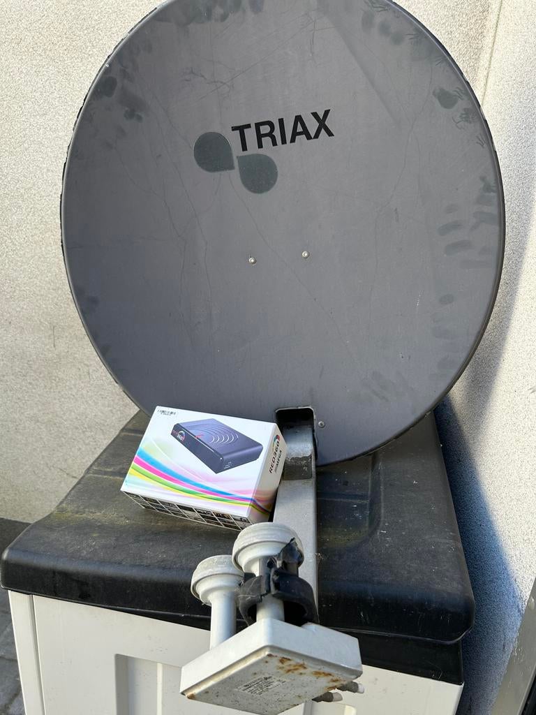 Schotelantenne+dubbel LNB + muurbeugel 65cm ø + Red360 Mega, Ophalen, Zo goed als nieuw, (Schotel)antenne