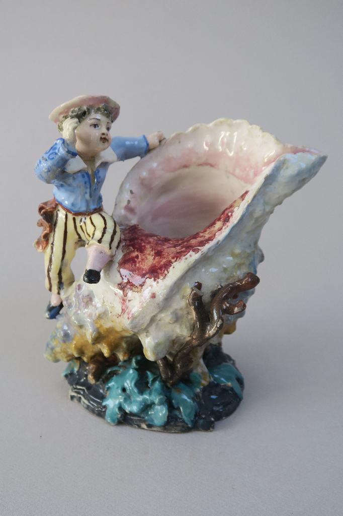 Vase ancien en barbotine, enfant et conque, Antiquités & Art, Enlèvement ou Envoi
