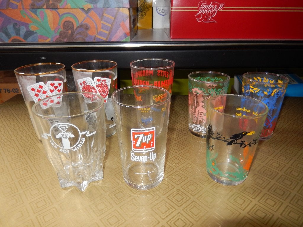 8 VERSCHILLENDE BEDRUKTE GLAZEN, Ophalen of Verzenden, Zo goed als nieuw, Waterglas