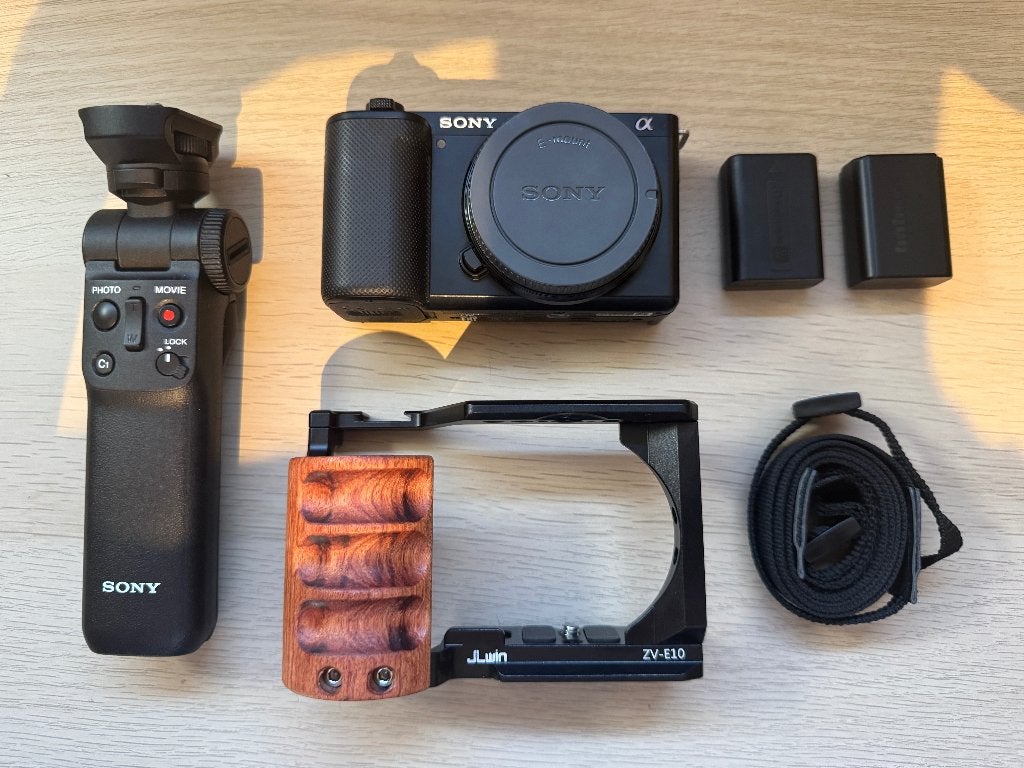 Sony ZV-E10 Vlog Camera Body + Veel Accessoires, Audio, Tv en Foto, Fotocamera's Digitaal, Ophalen, Nieuw, Bluetooth, Sony