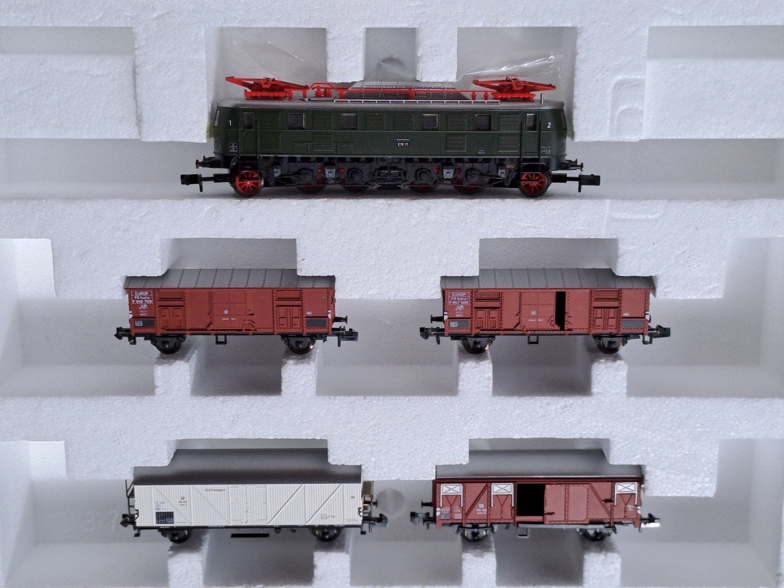 Arnold N schaal elektroloc E19 met 4 goederenwagonnen, Hobby en Vrije tijd, Ophalen of Verzenden, Arnold, Analoog