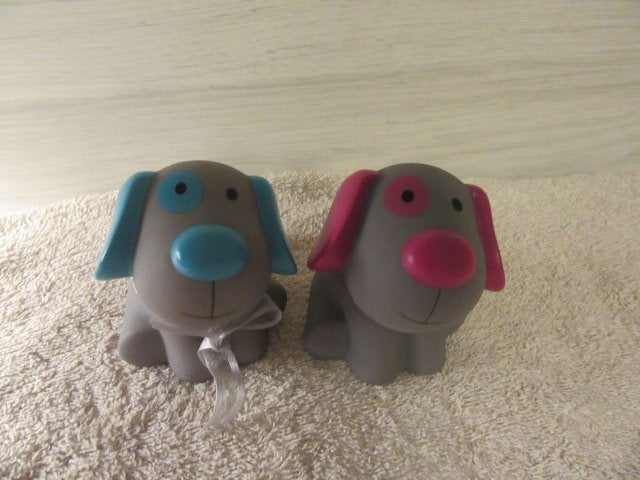 2 spaarpotjes - hondjes - blauw + roze - spaarpot, Verzamelen, Ophalen of Verzenden, Zo goed als nieuw, Kunststof, Dier