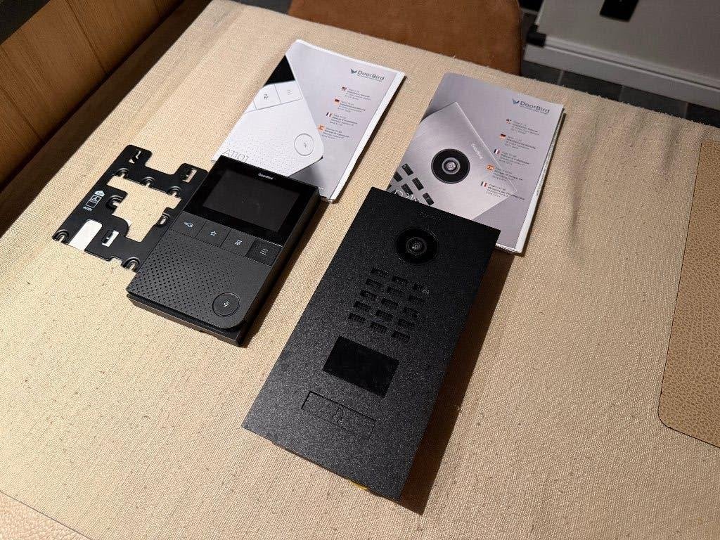 Zwarte, complete DoorBird-set; intercom, binnen unit & gongs, Ophalen of Verzenden, Bewegingsdetectiesensor, Zo goed als nieuw