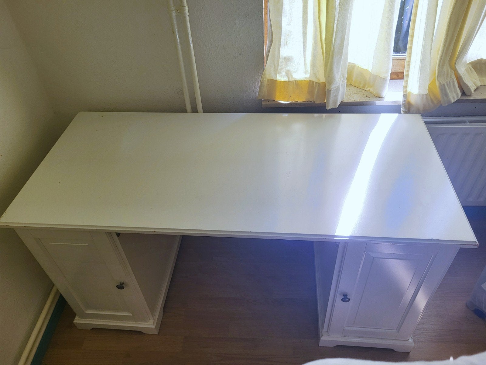 Charming White Desk with 2 Storage Cabinets – Spacious 145cm, Maison & Meubles, Armoires | Meubles ordinateur, Enlèvement, Utilisé