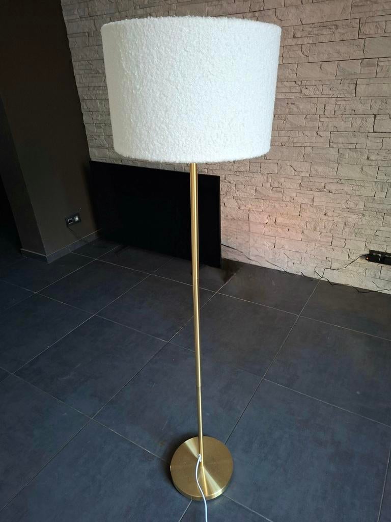 Lampe sur pied doré, Enlèvement