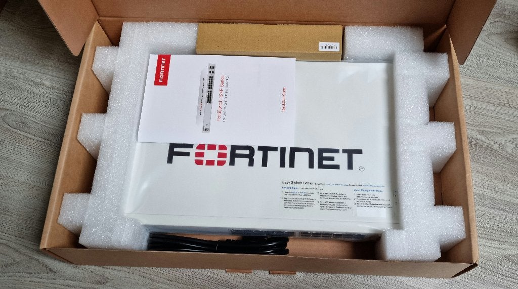 Fortinet switch FortiSwitch FS-124F-FPOE, Computers en Software, Netwerk switches, Ophalen of Verzenden, Nieuw