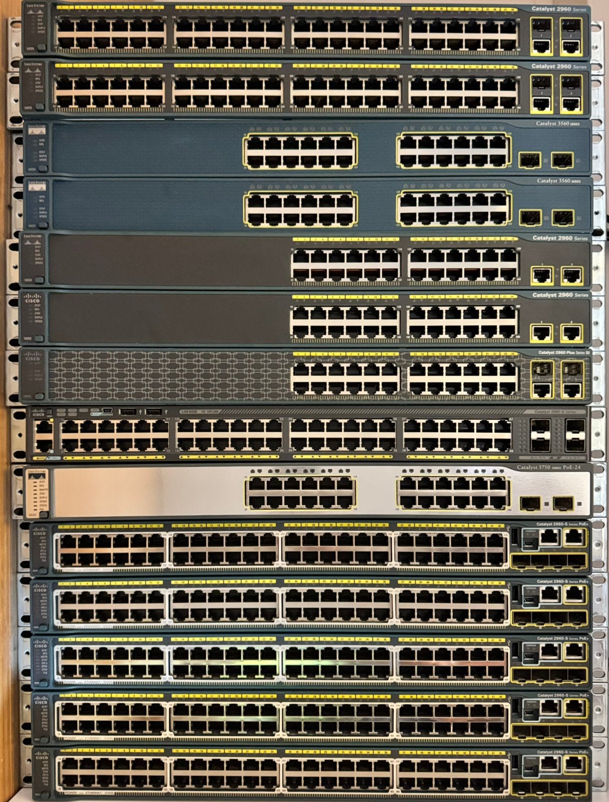 Cisco switch POE et non POE -24 ou 48 ports -reconditionnés, Computers en Software, Netwerk switches, Zo goed als nieuw, Ophalen of Verzenden