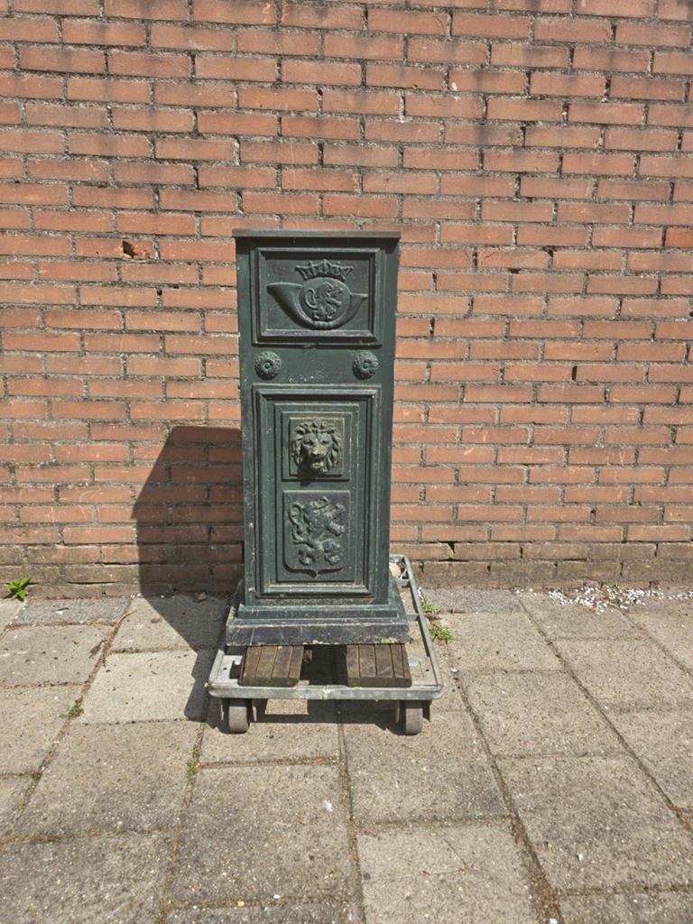 Antieke Groene Betonnen Brievenbus - 90 cm Hoog, Tuin en Terras, Brievenbussen, Gebruikt, Staande brievenbus, Beton, Ophalen