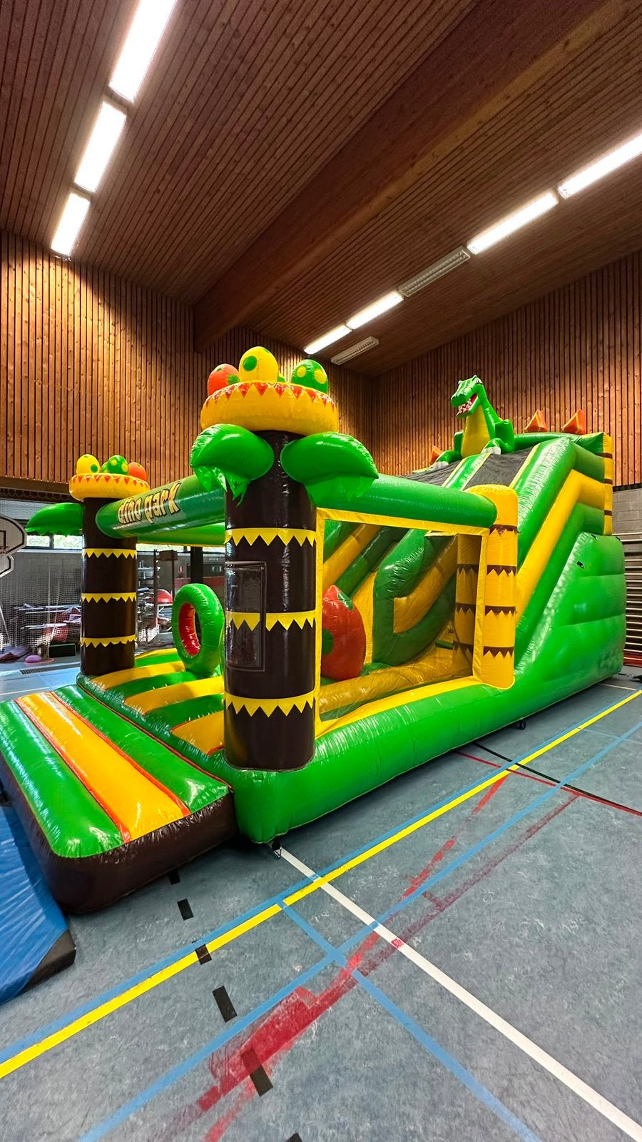 Springkasteel met Glijbaan – Dino Park, Ophalen, Zo goed als nieuw