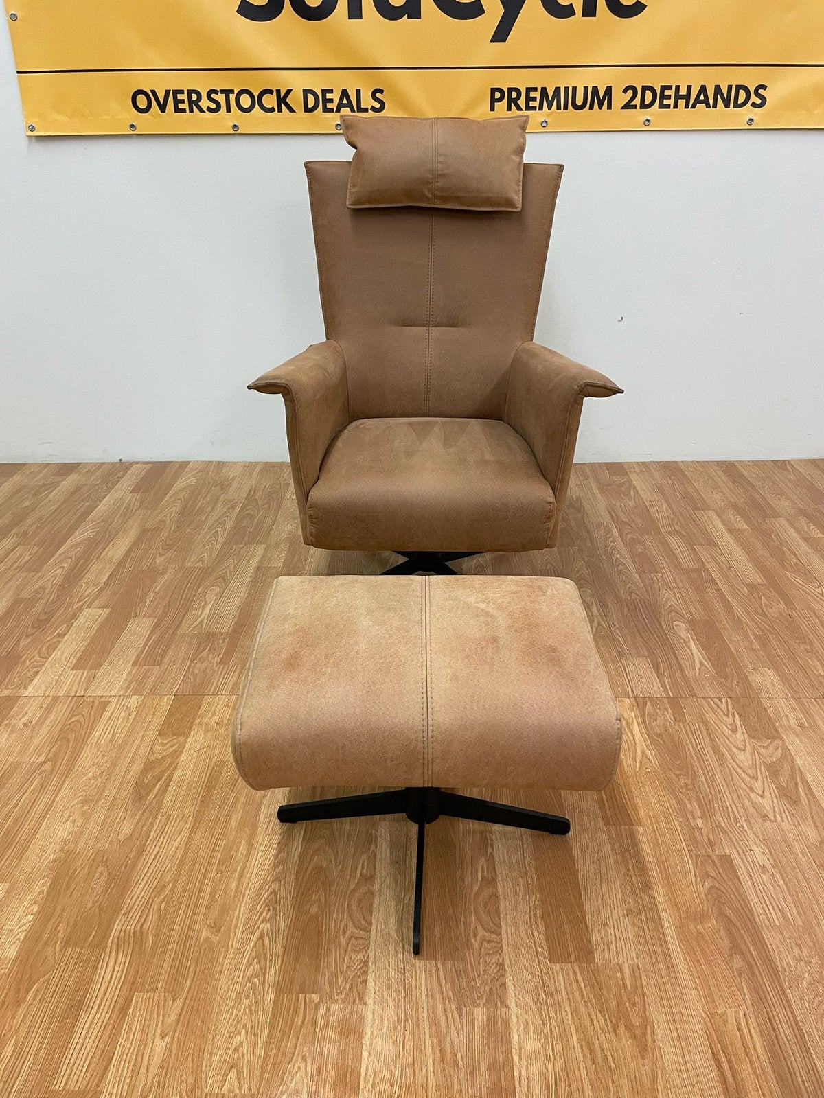 Cognac H&H fauteuil met voetbankje / SofaCycle, Huis en Inrichting, Ophalen of Verzenden, Zo goed als nieuw, SofaCycle, Info@sofacycle.be