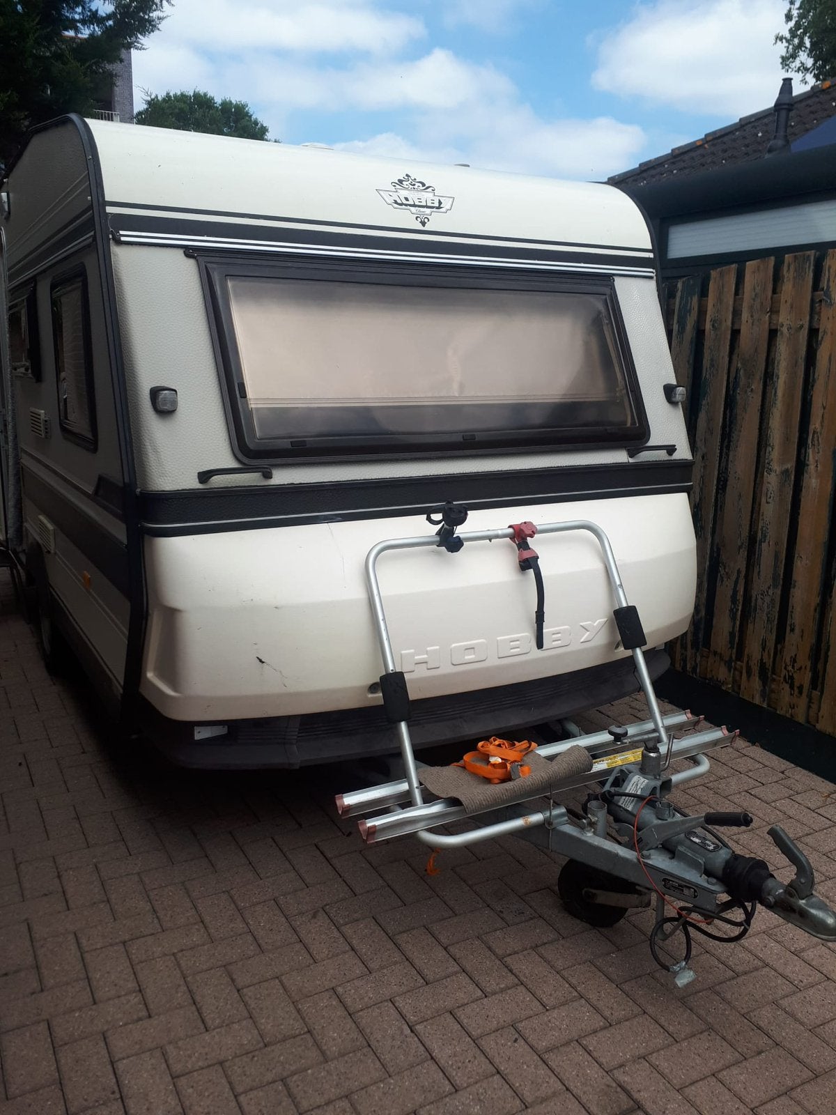 Neat Hobby 450 avec auvent, Caravanes & Camping, Caravanes, Particulier, jusqu'à 4, 750 - 1000 kg, Siège de train, Hobby, Lit transversal