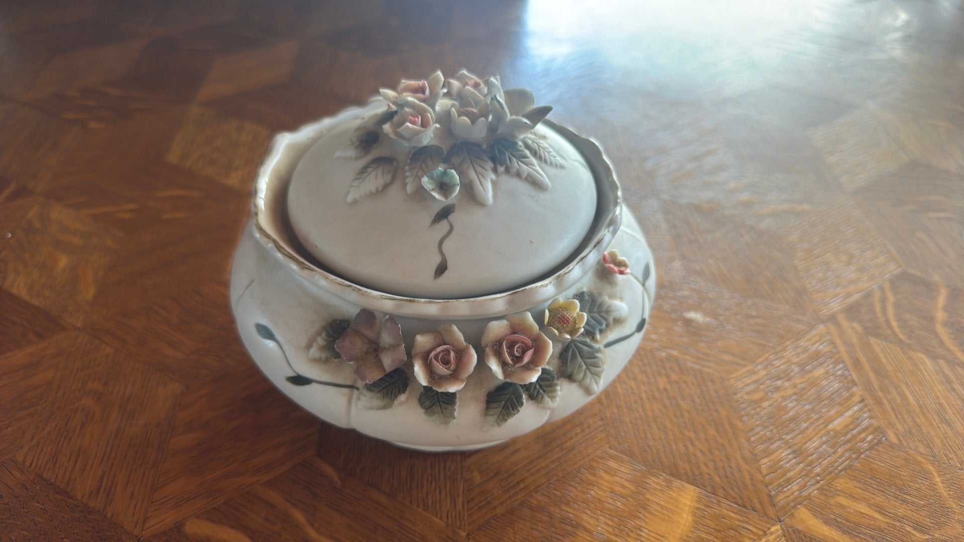Vintage Porseleinen Bonbonnière met Reliëf Bloemen, Antiek en Kunst, Ophalen of Verzenden