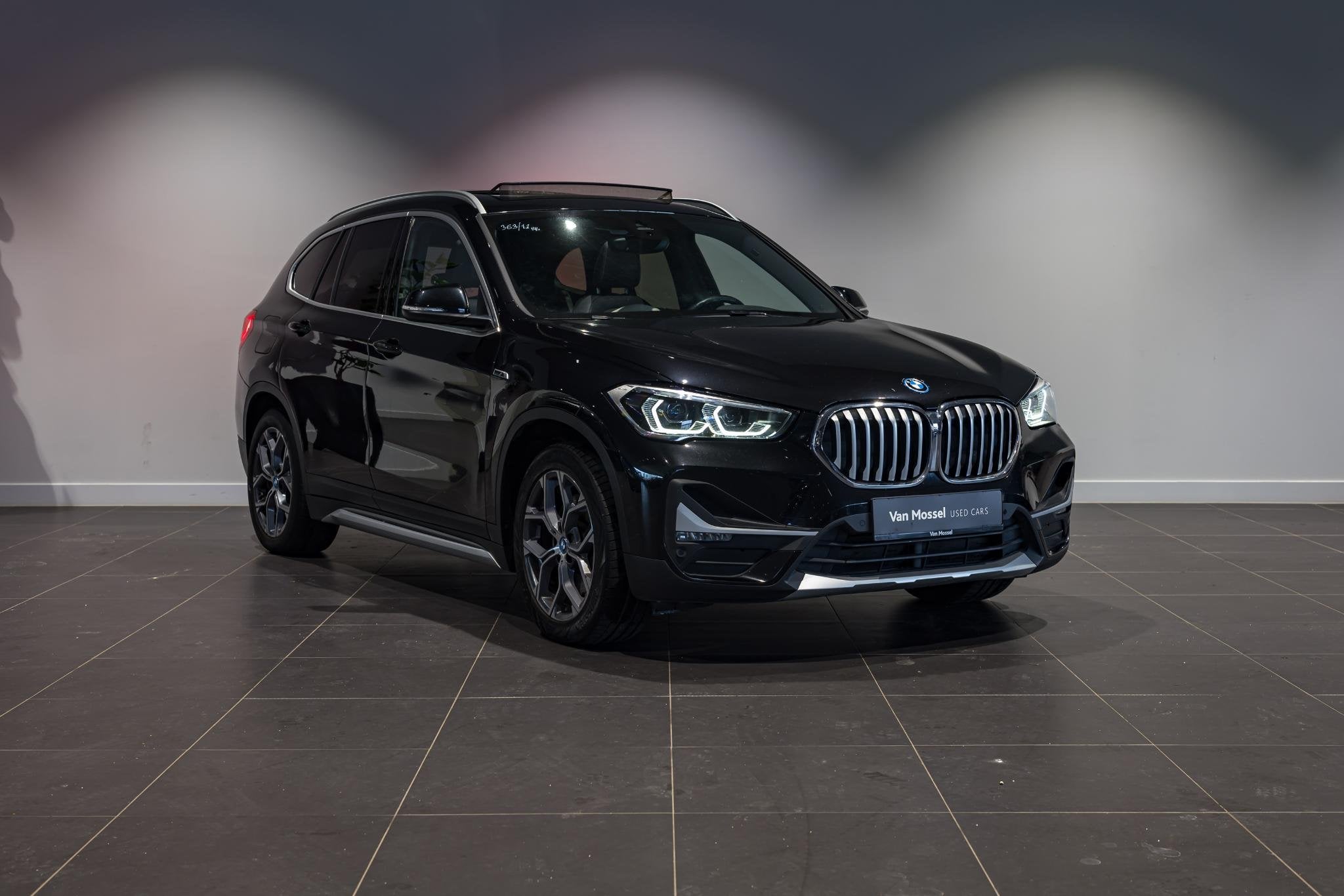 BMW X1 xDrive25e | LED | X-Line | Camera | Pano dak |, Auto's, Dealer onderhouden, Stof, Gebruikt, 1820 kg