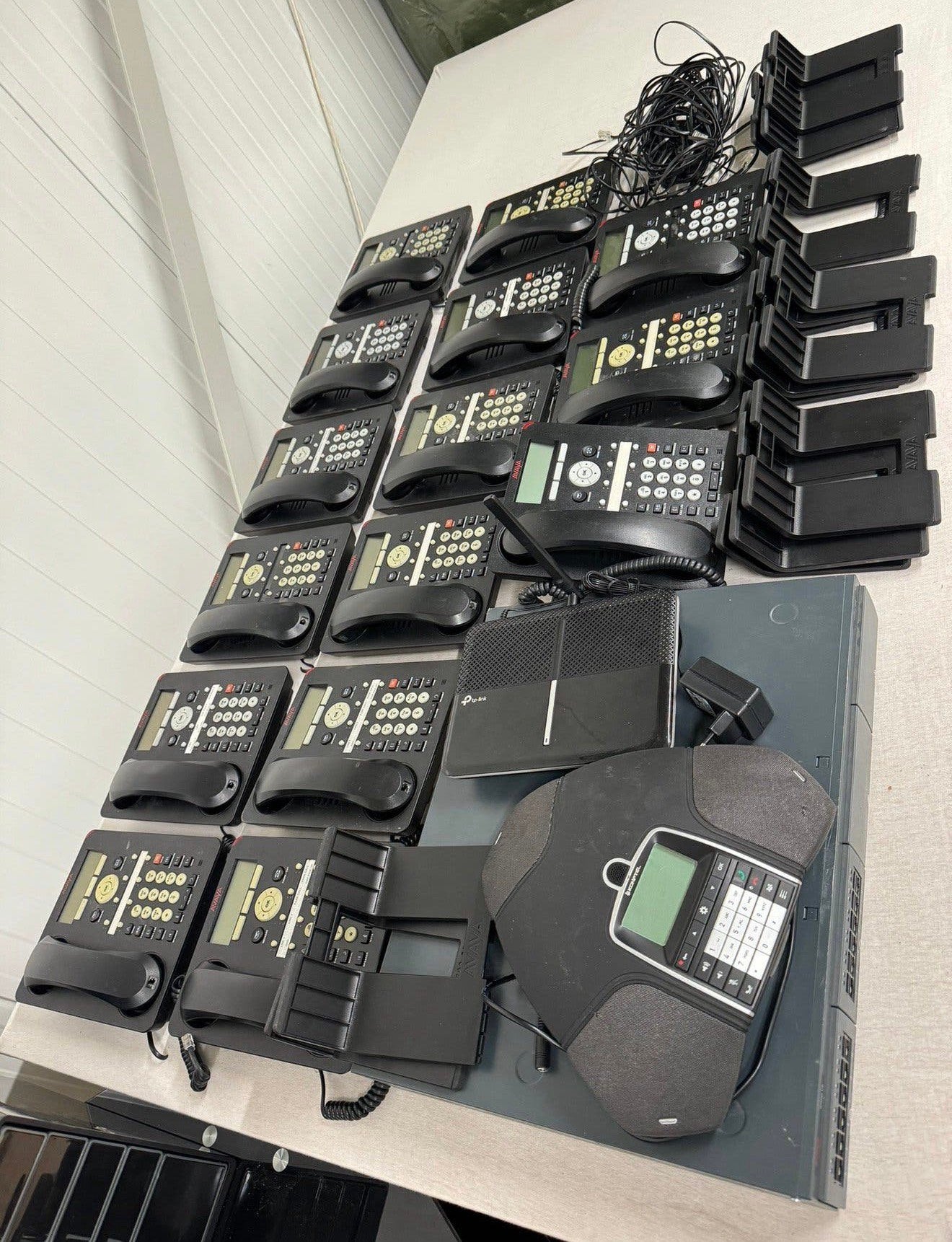 SET DE BUREAU XL Téléphone Avaya ip500 v2 Konftel 300Mx 15x, Enlèvement ou Envoi, Comme neuf