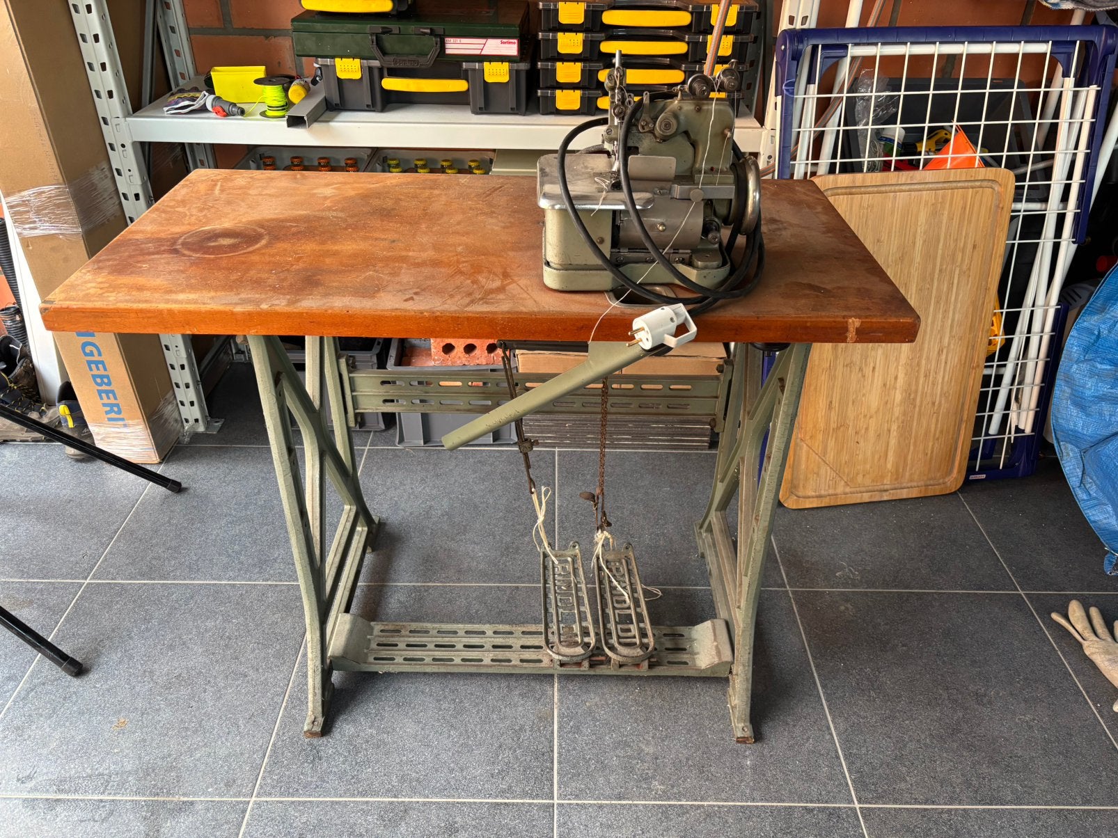 Overlock naaimachine van het merk Virginio Rimoldi., Ophalen