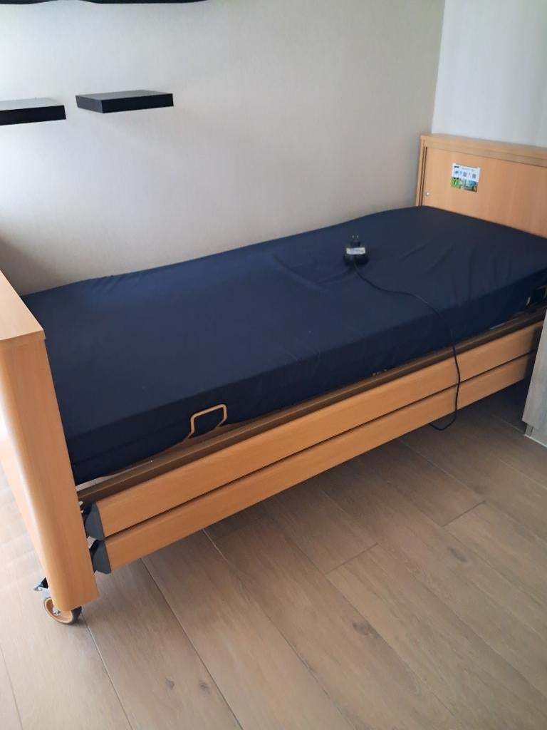 Electrisch zorgbed met nachtkast,merk burmeier., Diversen, Ophalen, Gebruikt