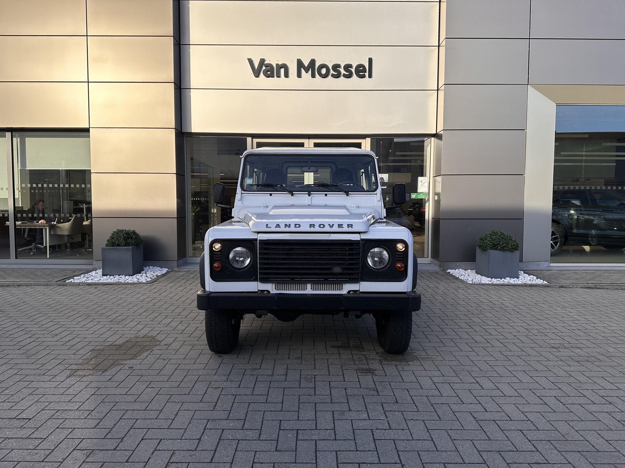 Land Rover Defender 2.2 TD4 90, https://public.car-pass.be/vhr/4aedc9d1-4514-49e5-b70f-fe83a488b0bf, Achat, Entreprise, Boîte manuelle