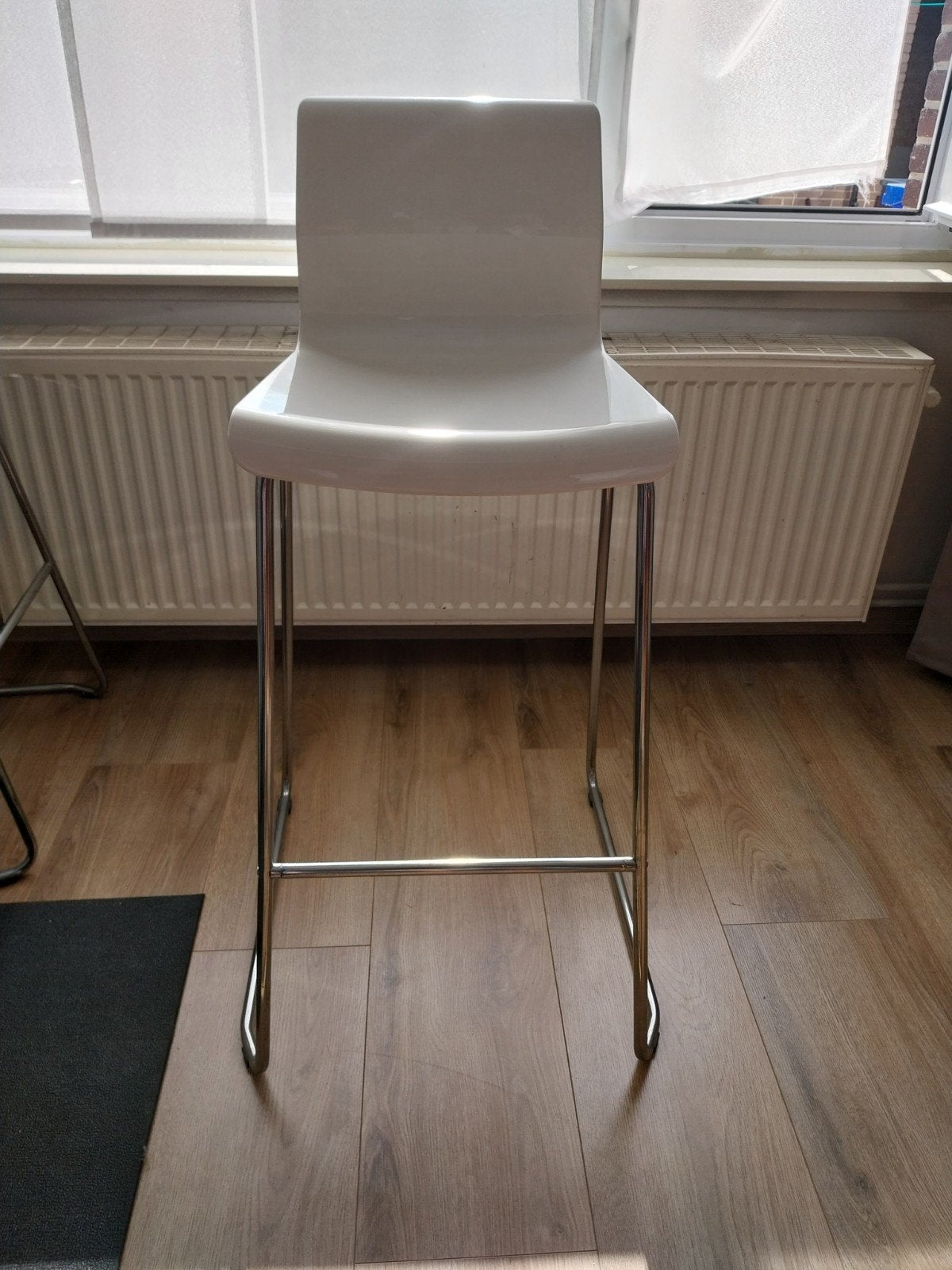 Witte moderne barstoel met chroom frame, Ophalen, Wit, Zo goed als nieuw, Metaal