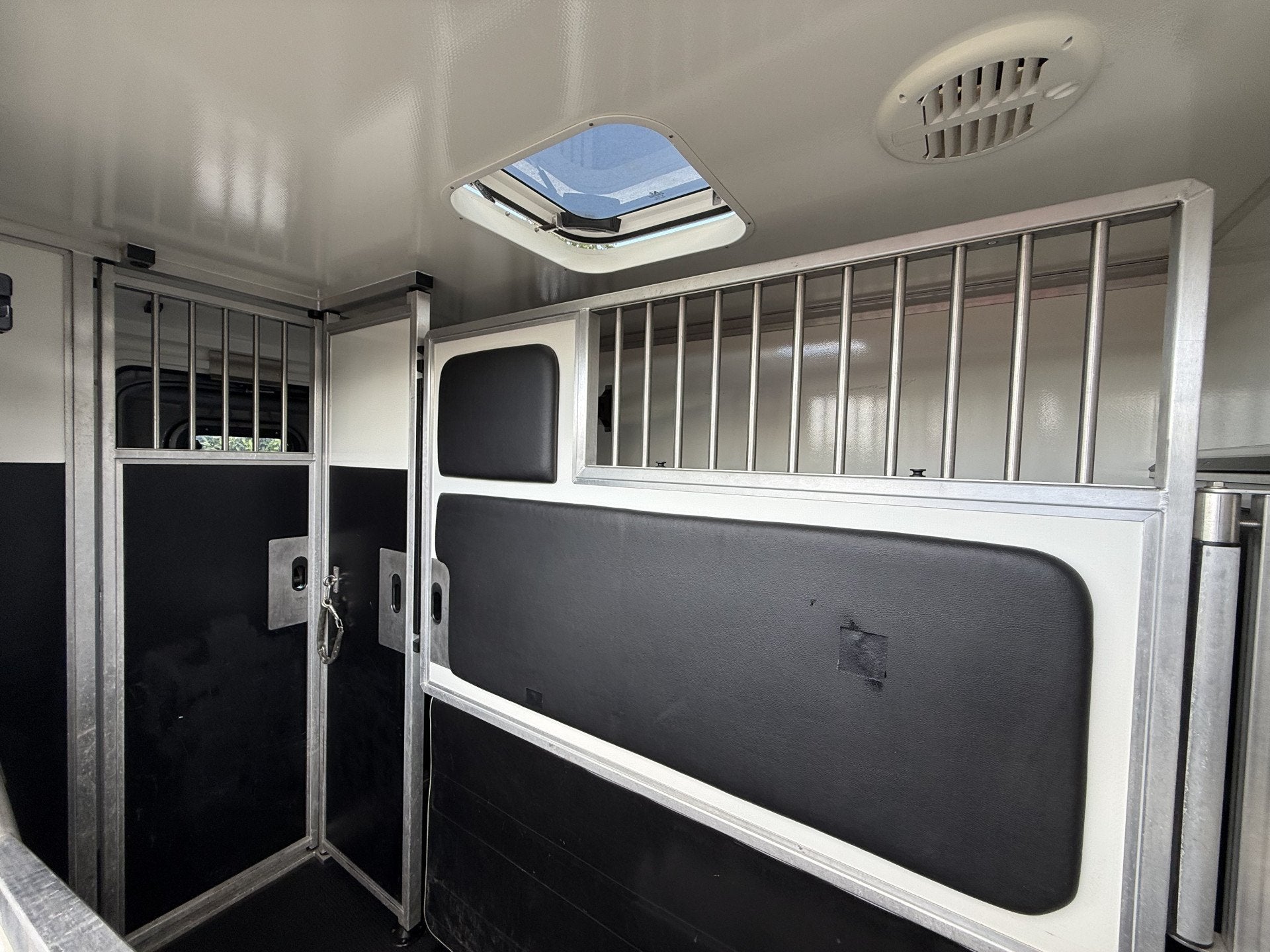Opel Movano | HORSETRUCK | KRISMAR | STALLION 5XL | 2021 | H, Weduwestraat 12
4884MV  WERNHOUT, NL, Paardenwagentje NL | MVV HORSETRUCKS
