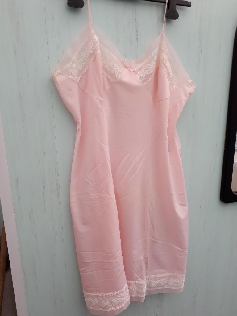 heel mooie onderjurk met witte versiering taille 48, Kleding | Dames, Ondergoed en Lingerie, Ophalen