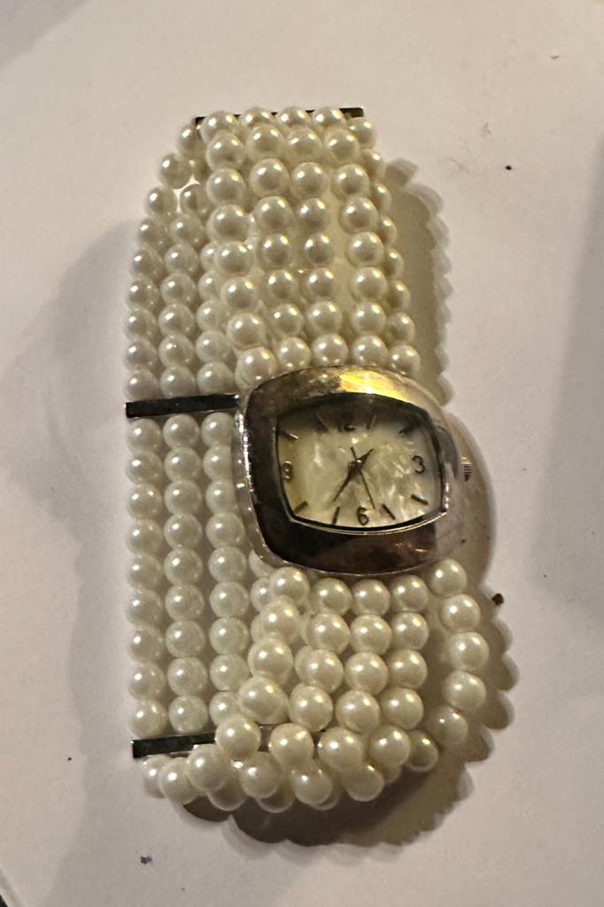 Montre vintage en perles d'AVON, Enlèvement ou Envoi, Utilisé, Blanc, Avec bracelets à breloques ou perles