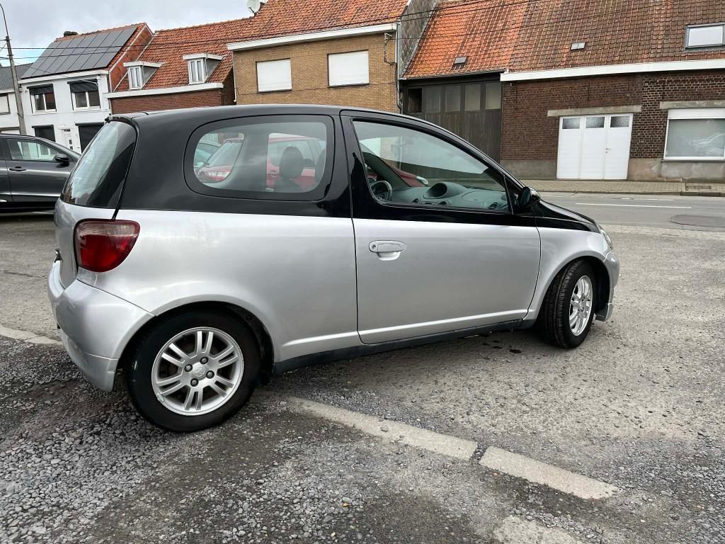 Toyota Yaris 1.3l + waarborg, 1299 cc, 63 kW, 4 cilinders, Lederen bekleding