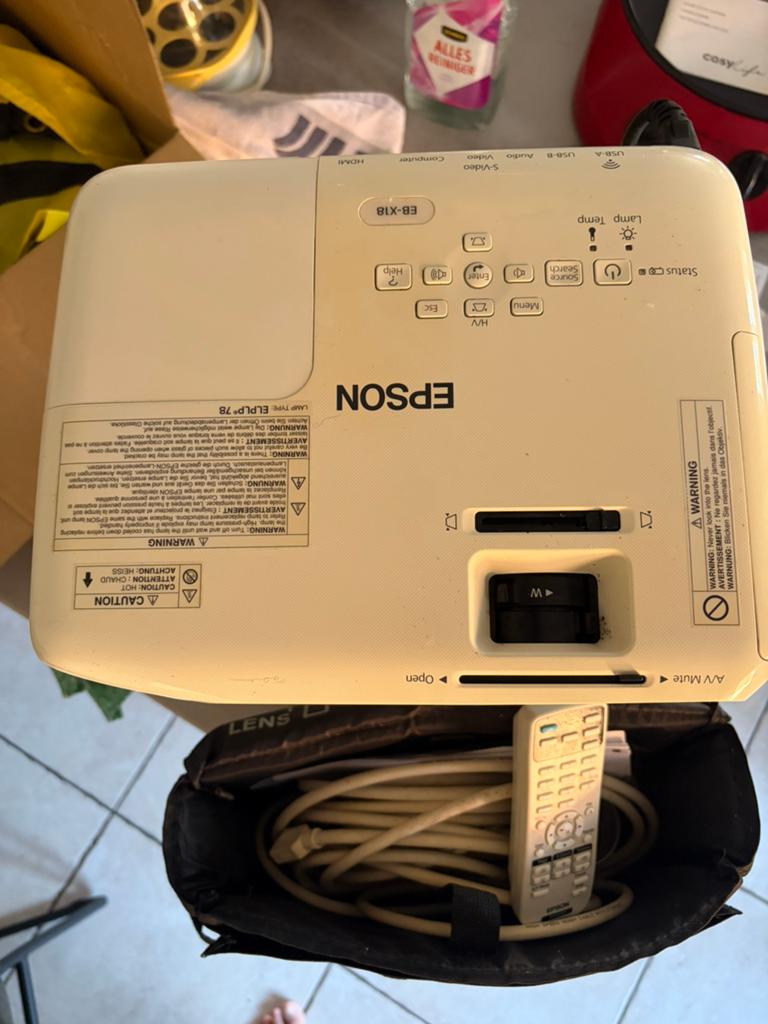 Beamer EB-X18  Epson met  plafondbevesteging, Ophalen, Gebruikt, Epson