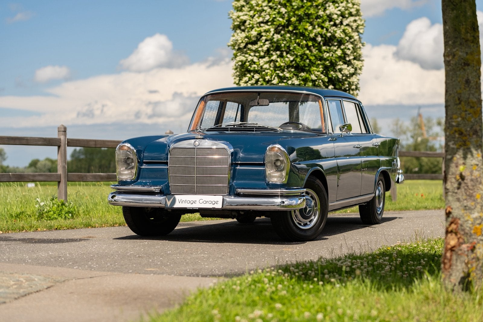 Mercedes-Benz 220 Heckflosse - 1962, 90 kW, 4 deurs, Achterwielaandrijving, Beige