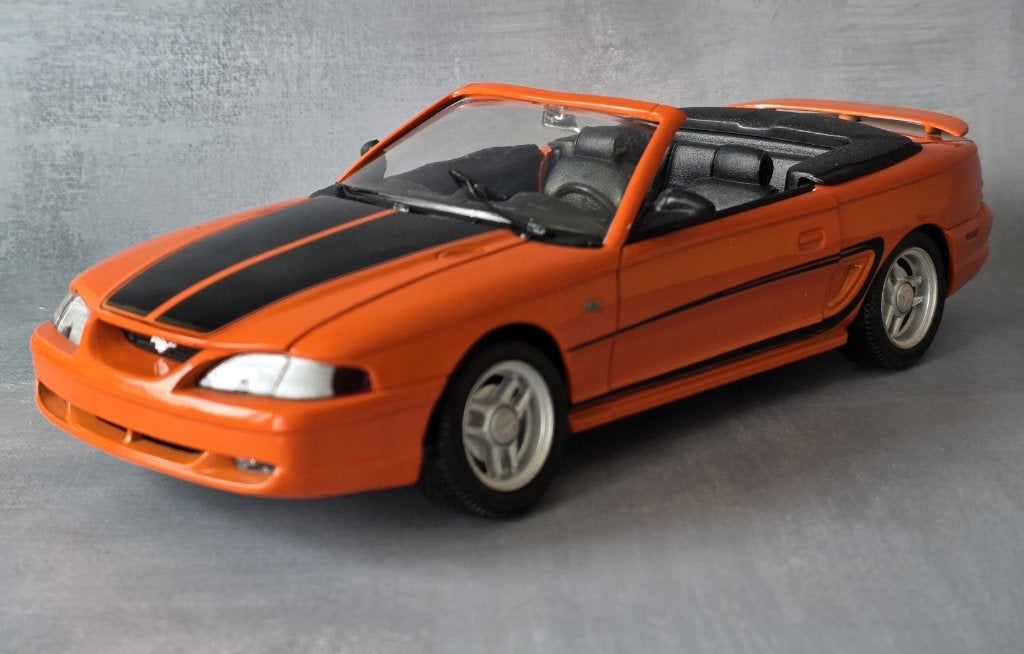 Universal Hobbies 1/18 - Ford Mustang GT Cabrio Graphic 1994, Enlèvement ou Envoi, Comme neuf, Voiture, Autres marques